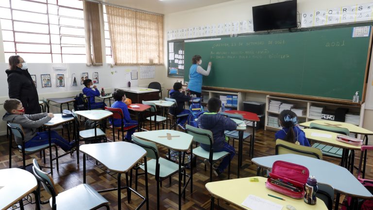 Críticas às métricas de alfabetização do governo MEC