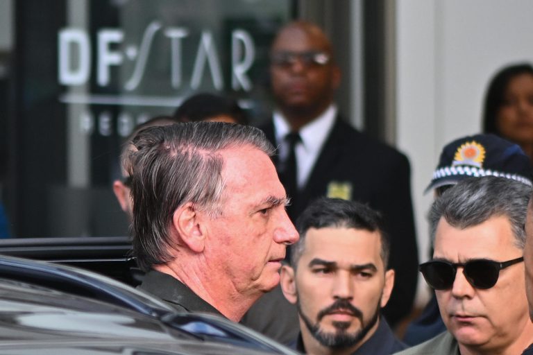 Bolsonaro tem alta após cirurgia no ombro e volta à prisão domiciliar