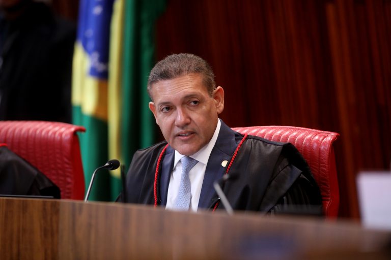 Nunes Marques convida Bolsonaro para posse no TSE